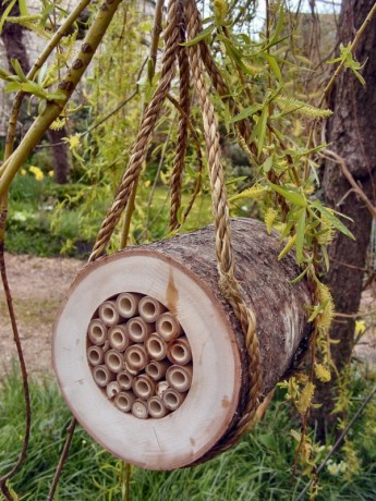 Závěsný hotýlek pro samotářské včely
